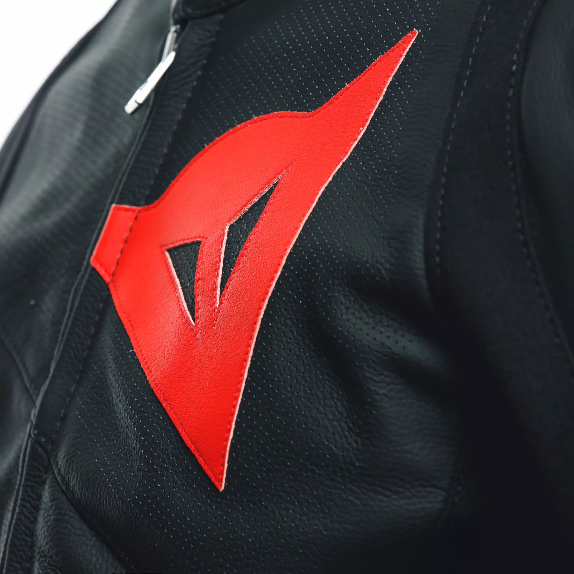 DAINESE XHUP SPORTIVA XHAKETE LEKURE E PERFORUAR ME VRIME AJRIM BEHAR SUMMER MBROJTESE OFERTE OKAZION DURRES TIRANE VLORE KOSOVE FIER LUSHNJE TROY MOTOR ALBANIA